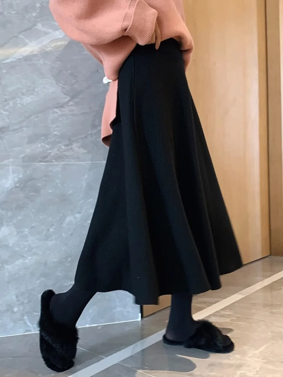 Черная трикотажная юбка больших размеров женская зима со свитером средней длины