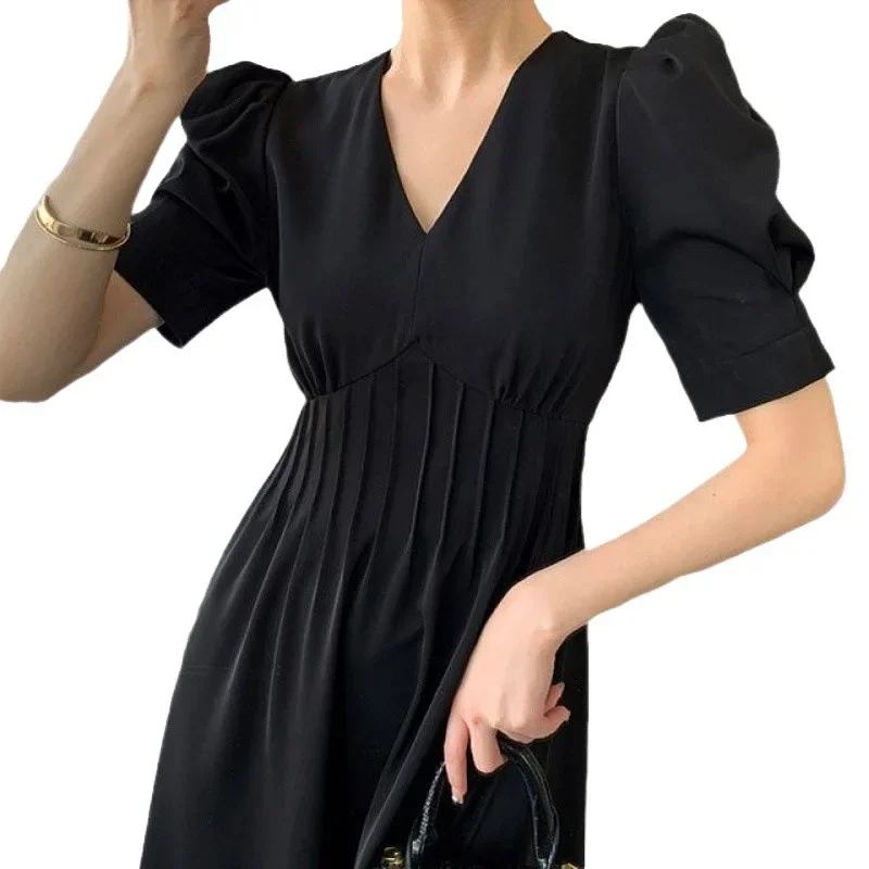 Элегантное облегающее длинное черное платье во французском стиле с V-образным