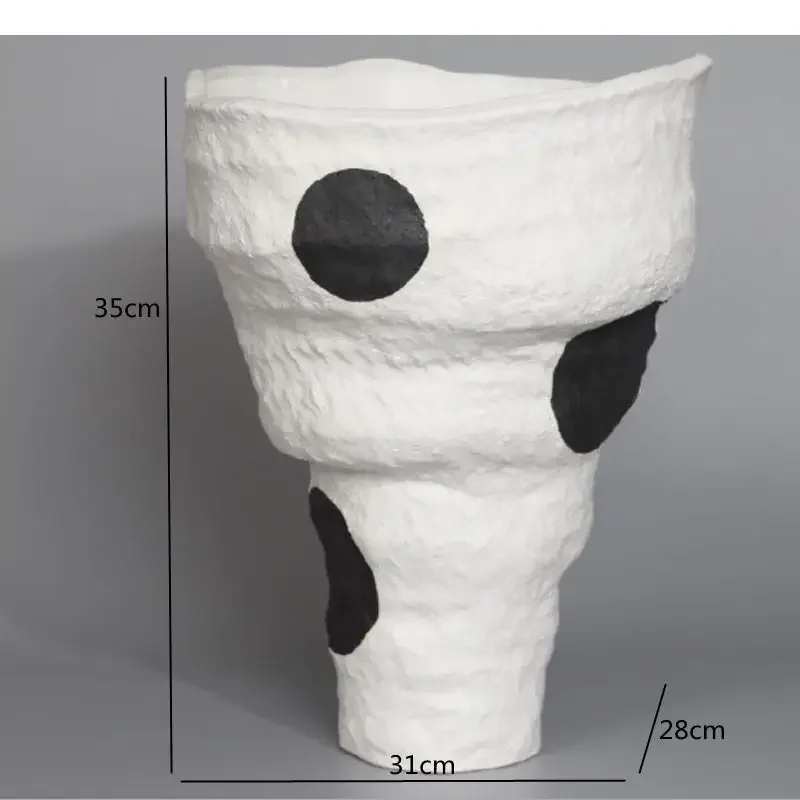 Ваза в черный и белый цветах