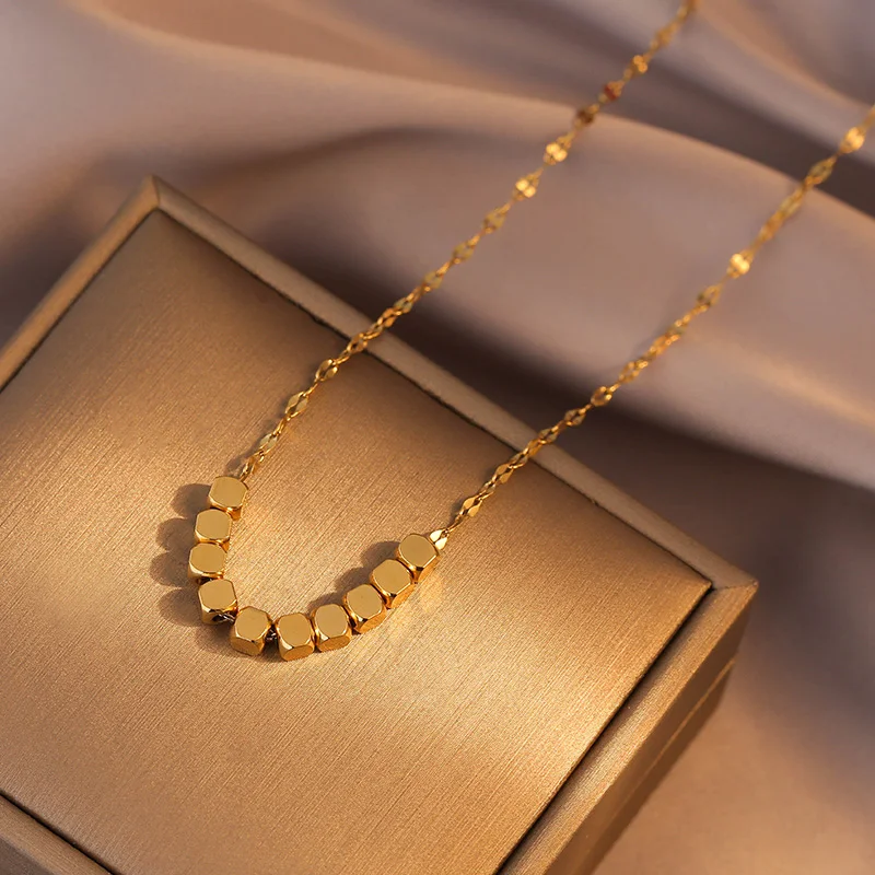 

Leakey design 2023 new female light luxury simple senior sense of gold beans clavicle chain