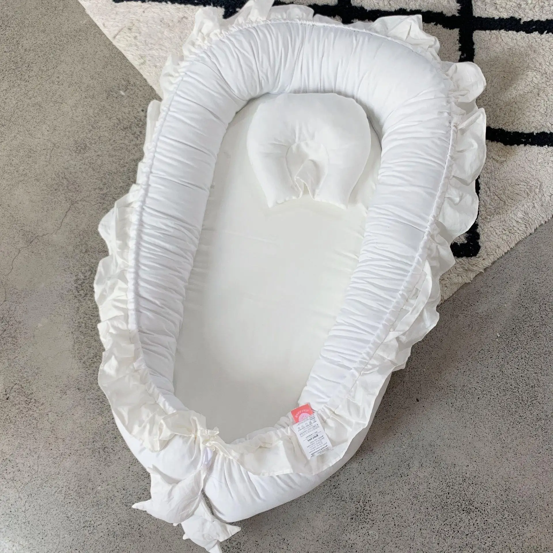 

Однотонная детская кроватка с оборками, 88x50x15 см