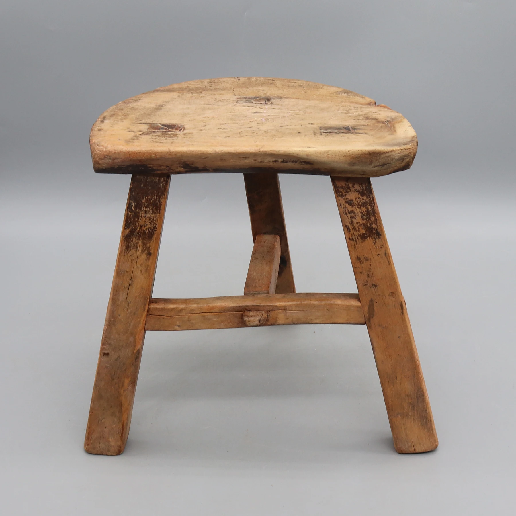 Полукруглый стул старый кухонный детский