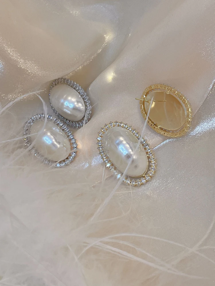 Преувеличенные овальные серьги-гвоздики с жемчугом и цирконием в стиле барокко