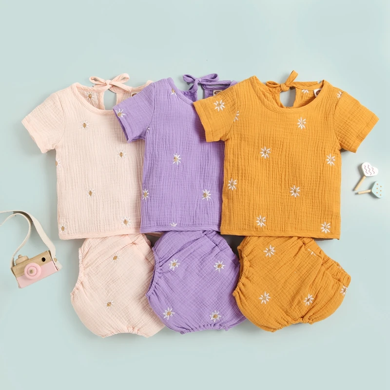 

Комплект из 2 предметов для маленьких девочек, футболка с круглым вырезом и коротким рукавом с вышивкой маргаритками и шорты с эластичным поясом