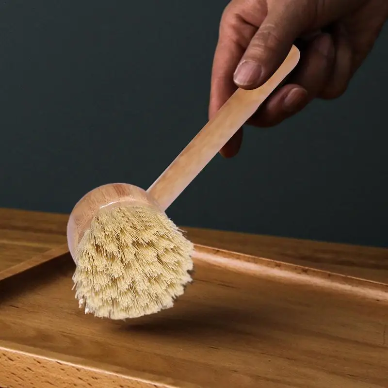 

Щетка с длинной деревянной ручкой