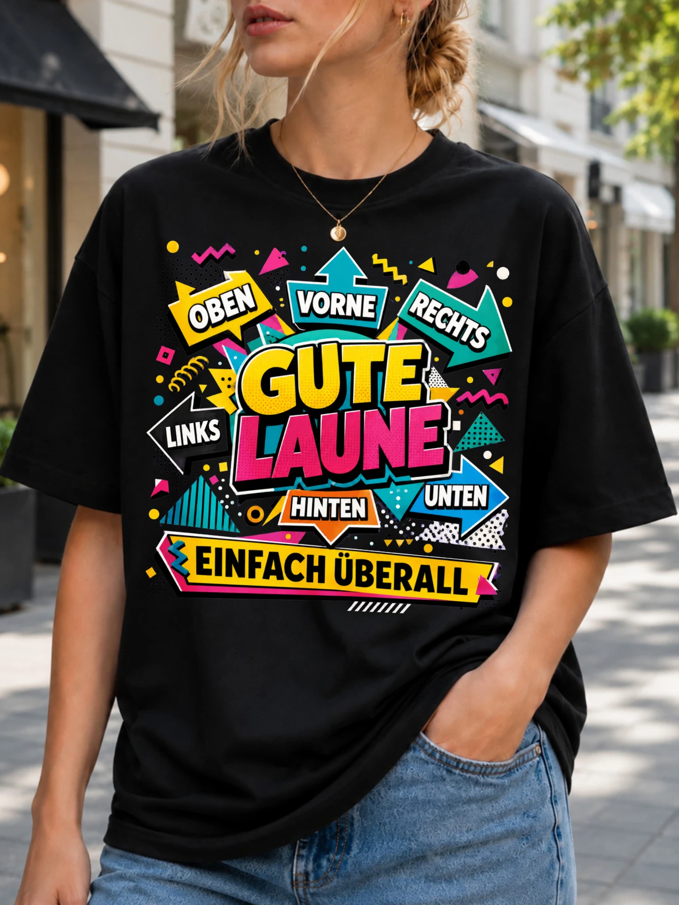 Фото Футболка унисекс с графическим изображением «Gute Laune Einfach überall» (немецкий слог) и стрелками для размещения сверху, спереди, справа, слева. №1