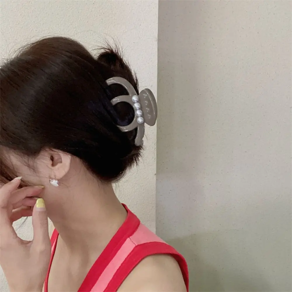 

Корейский темпераментный жемчужный держатель для волос, новый модный однотонный акриловый зажим для волос в виде акулы для женщин, аксессуары для волос