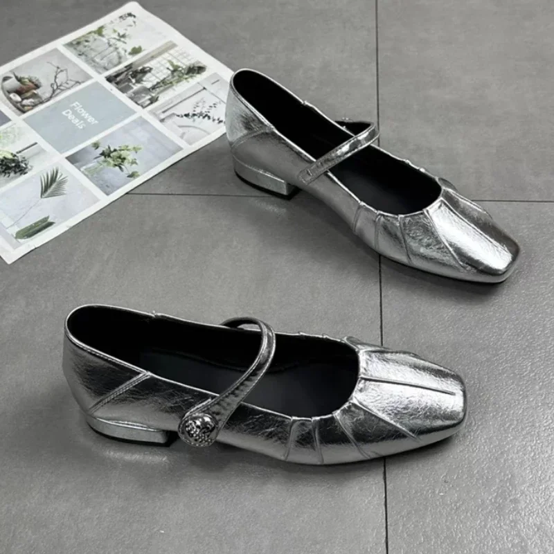 Женские туфли на высоком каблуке с металлическим украшением