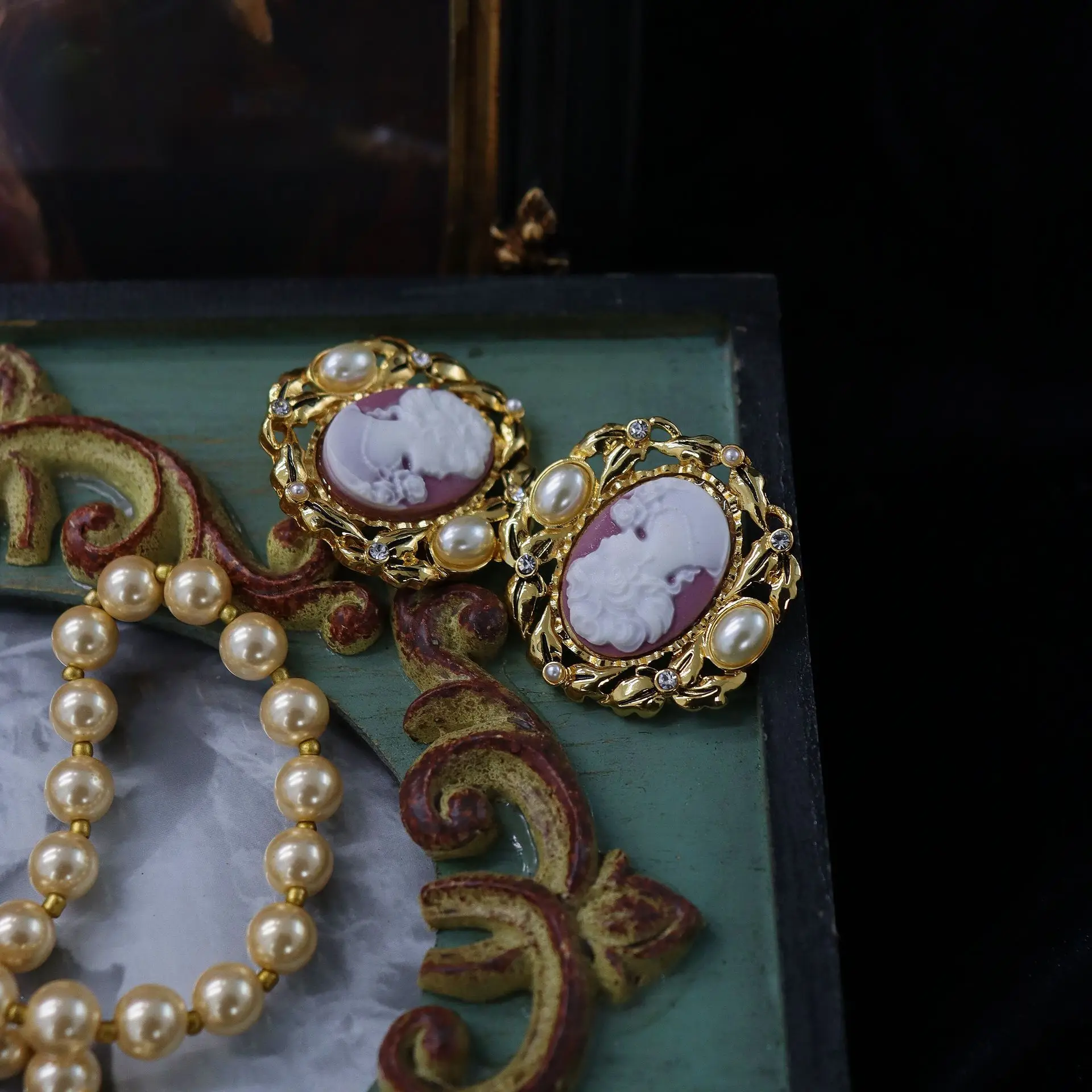 European and American fashion retro portrait earrings clip