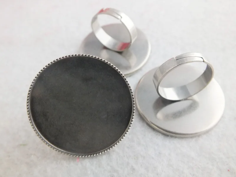 Рисунок 2 - круглые серебряные кольца с кабошоном