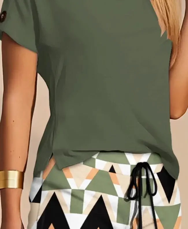 Blusa verde com decote em V botões decorativos nas mangas e modelagem solta