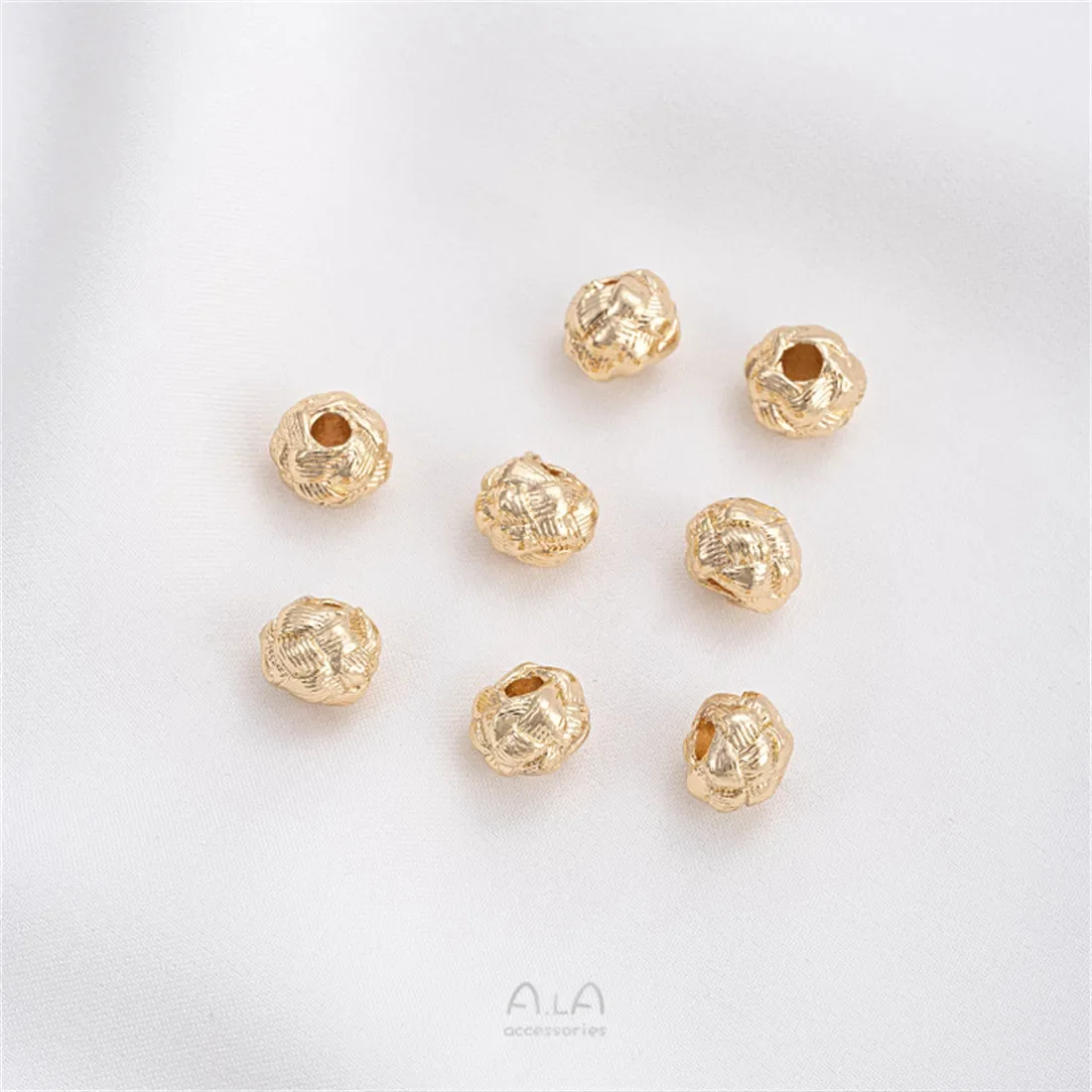 Шар из пряжи обернутой 14-каратным золотом кольцо с розой отдельные бусины