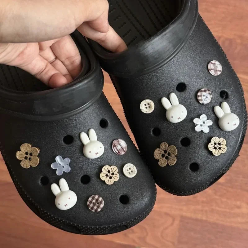 Фото Аниме-шармы в виде кролика и цветка с кнопочной застежкой для обуви Crocs и сабо с отверстиями, украшения для обуви своими руками, подарок для повседневного стиля и использования. №4