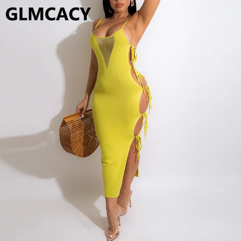 

Женское платье на тонких бретельках без рукавов с вырезами