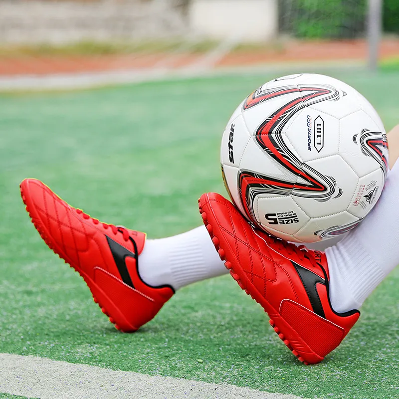 Hot Sale Cheap Soccer Turf Shoes Men Women Light Professional Football Shoes Men Futsal Sneakers Teenthager zapatos de fútbol