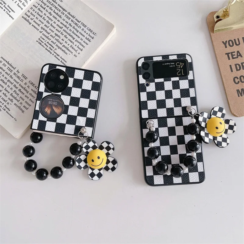 

Classic Plaid Smiley Face Flower Pendant Phone Case for Samsung Galaxy ZFlip 4 3 Hard Cover for ZFlip3 flip4 Solid Shell Bracket