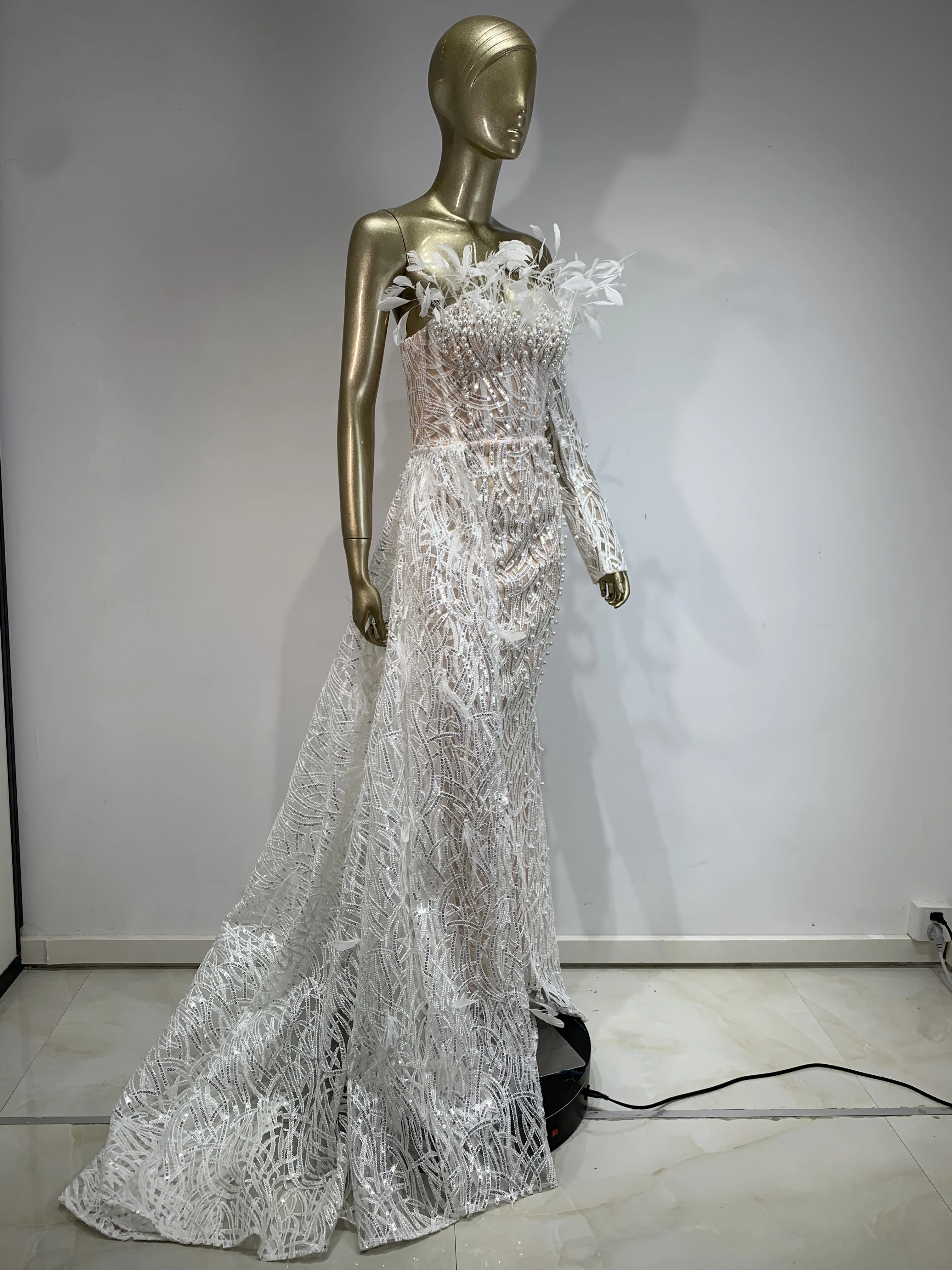 Женское длинное платье с открытыми плечами белое элегантное вечернее в стиле