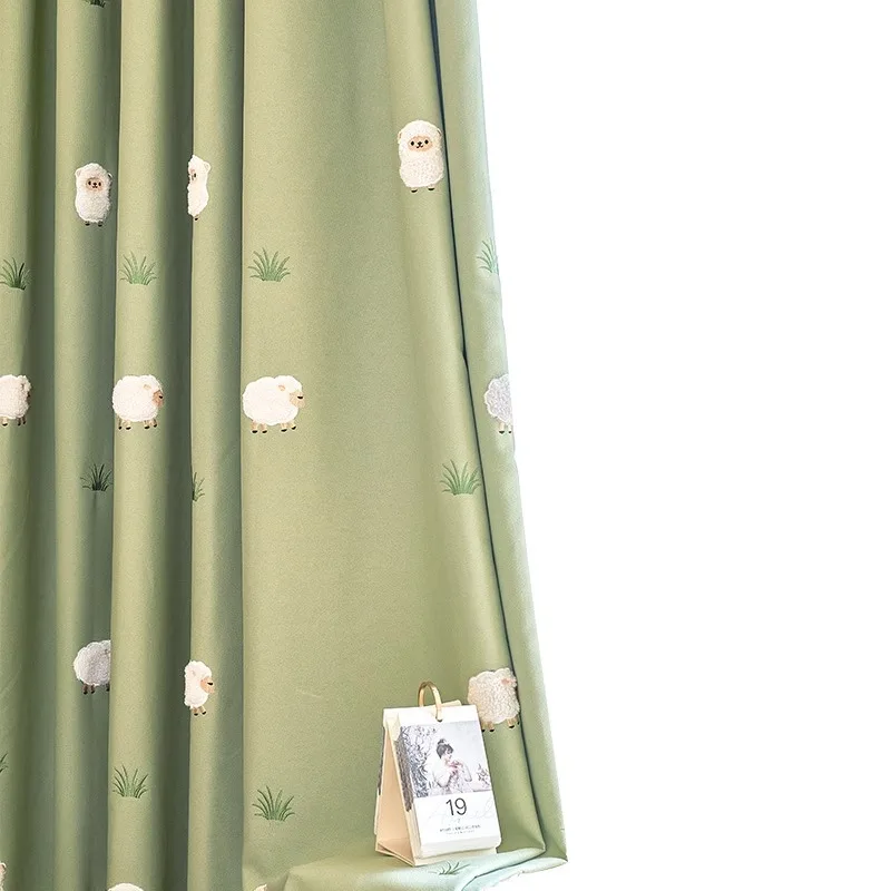 Затемняющие шторы для детской комнаты с мультяшным изображением ягненка