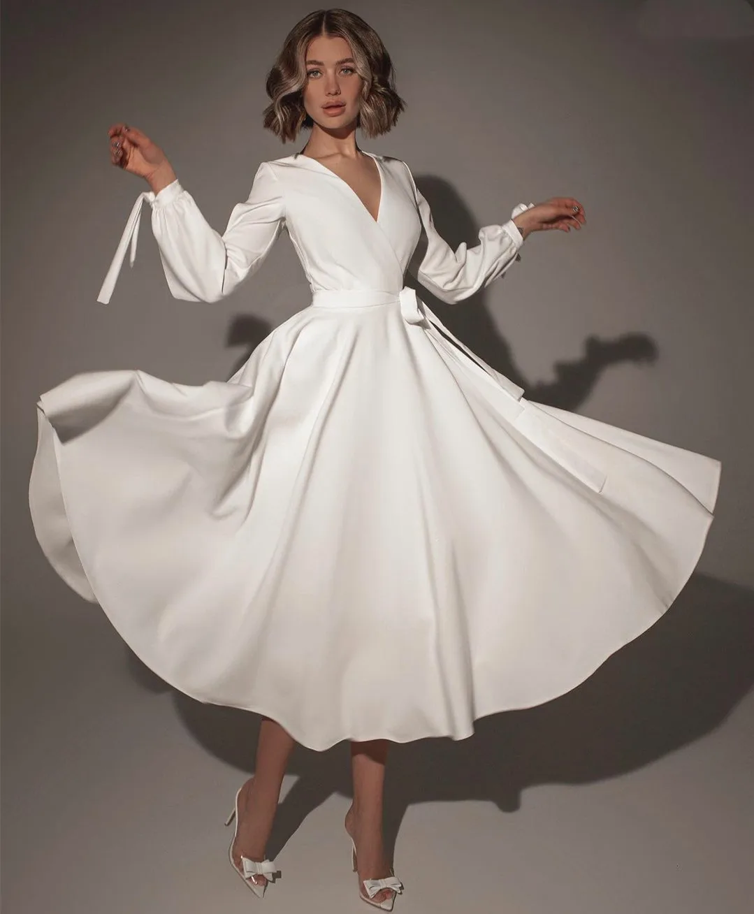 

Короткие атласные свадебные платья с V-образным вырезом и карманами