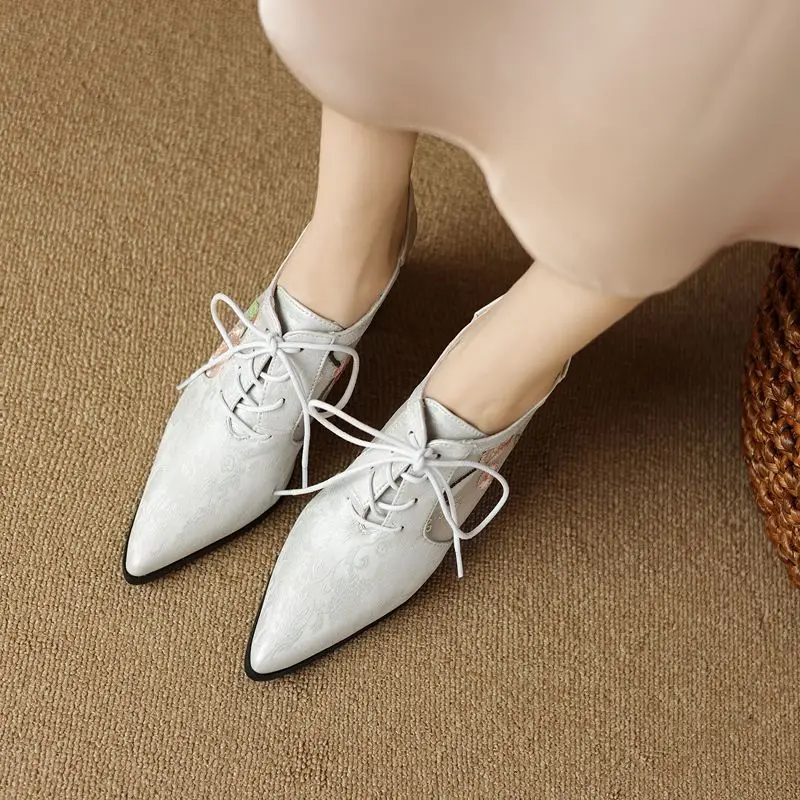 Женские туфли на квадратном каблуке 7 см с острым носком