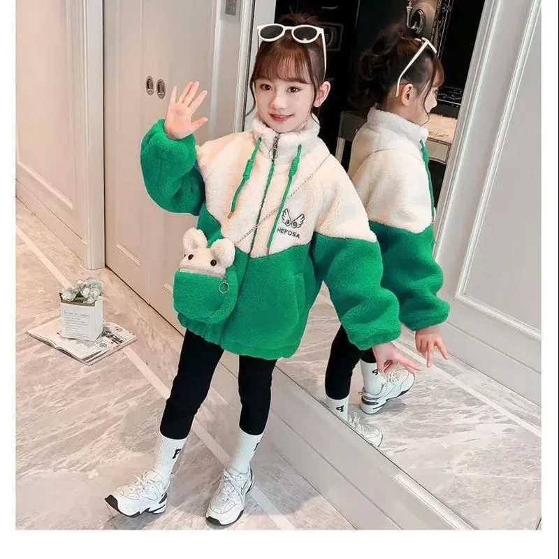 Детская плюшевая куртка на девочку 4-12 лет теплая осенне-зимняя с буквенным