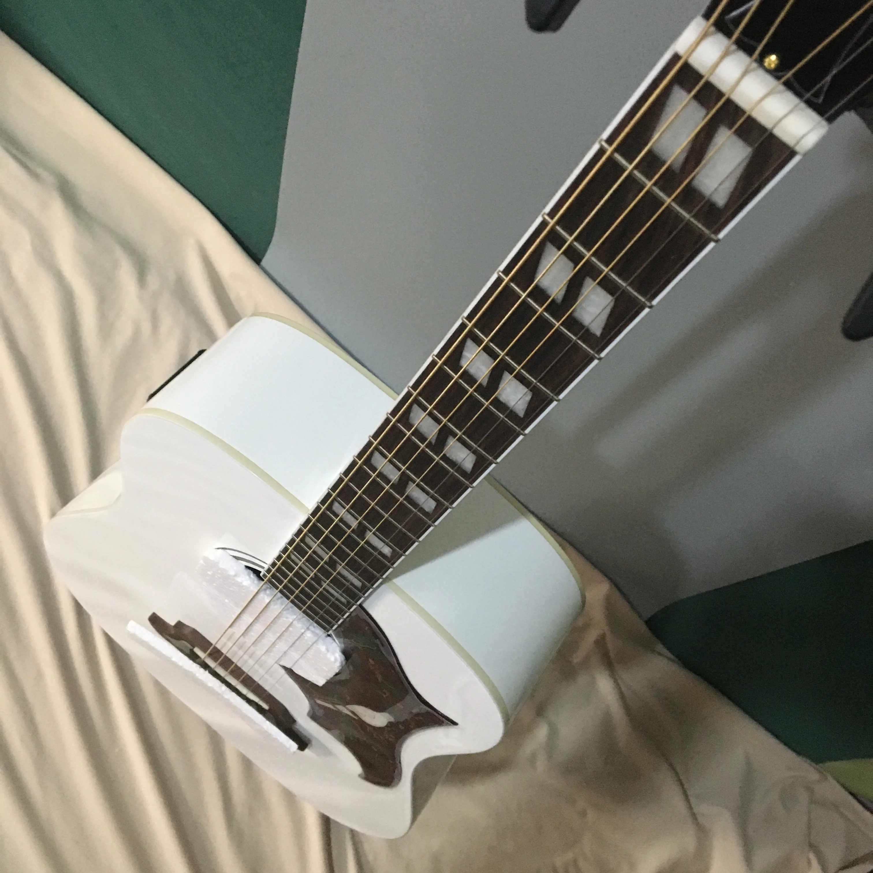 Белая акустическая электрическая гитара в виде голубей топ из твердой ели с 301 EQ