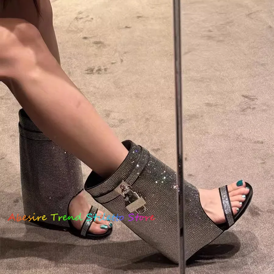 Женские ботинки со складками и замком в виде акулы ботильоны на танкетке с