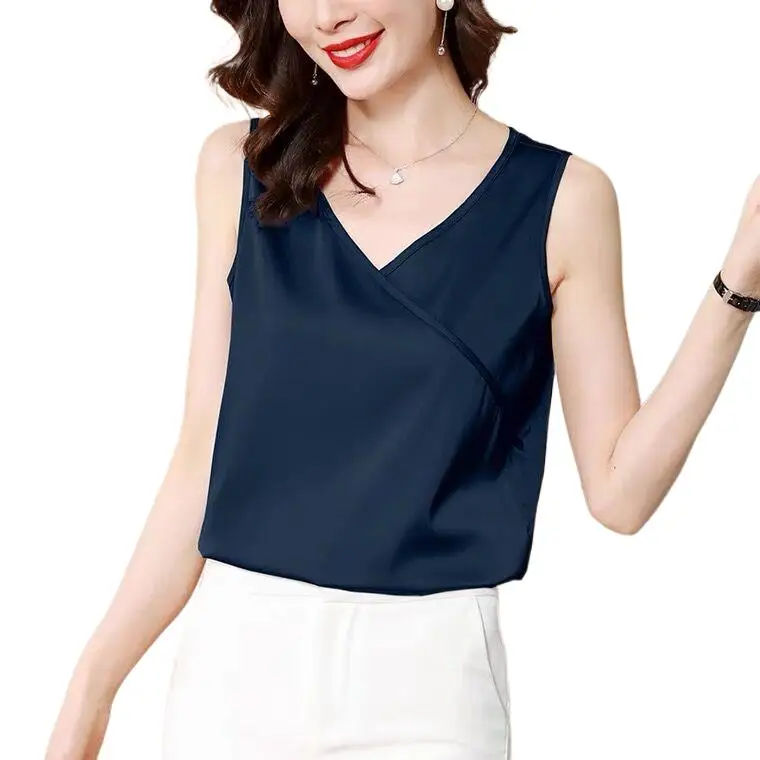 Женская атласная майка без рукавов белая Свободная из вискозы с V-образным