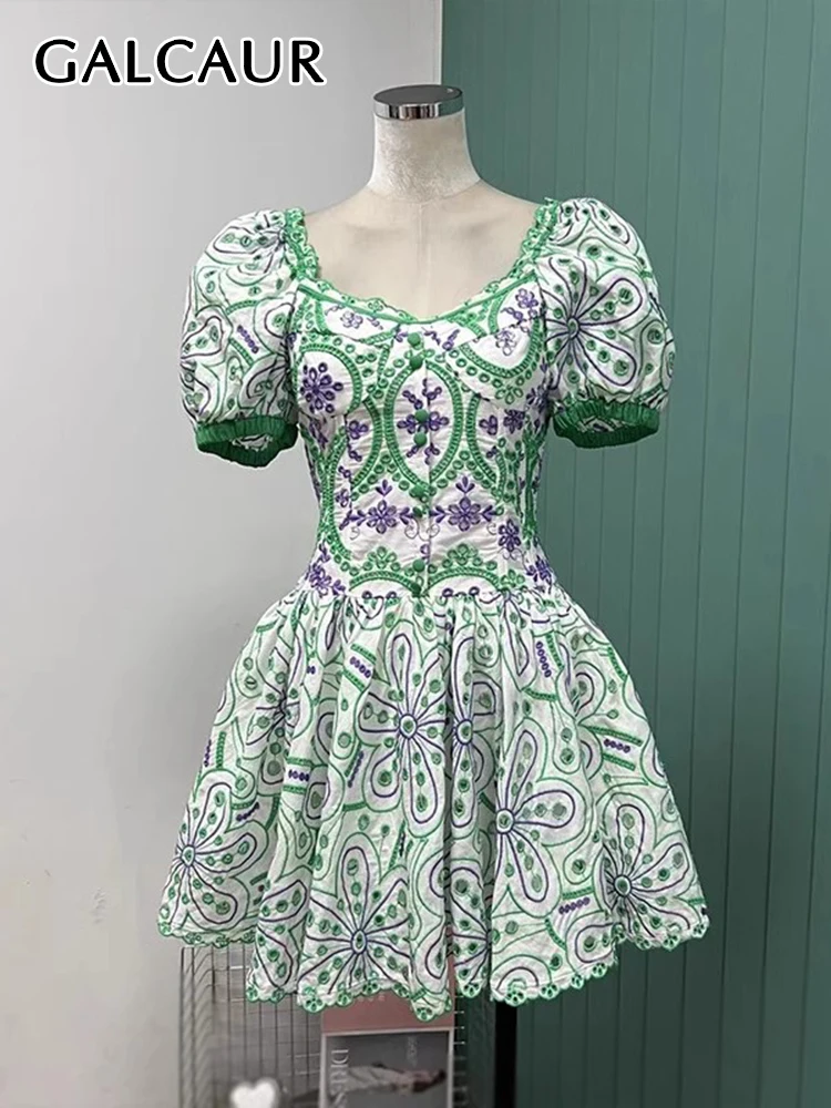 

Женское приталенное платье с вышивкой GALCAUR, летнее Плиссированное мини-платье с квадратным вырезом, пышными рукавами, высокой талией и принтом туники, 2023