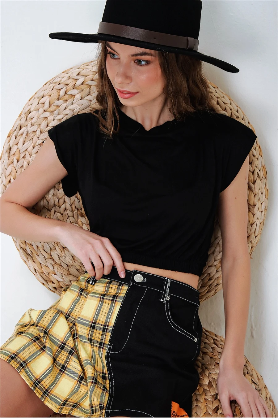 Укороченная футболка черного цвета с наплечниками и эластичной талией