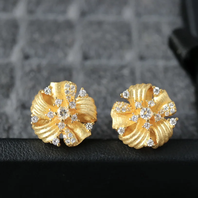 Серьги-гвоздики Ables Chic с шелковистым цветком однотонные серьги-гвоздики из