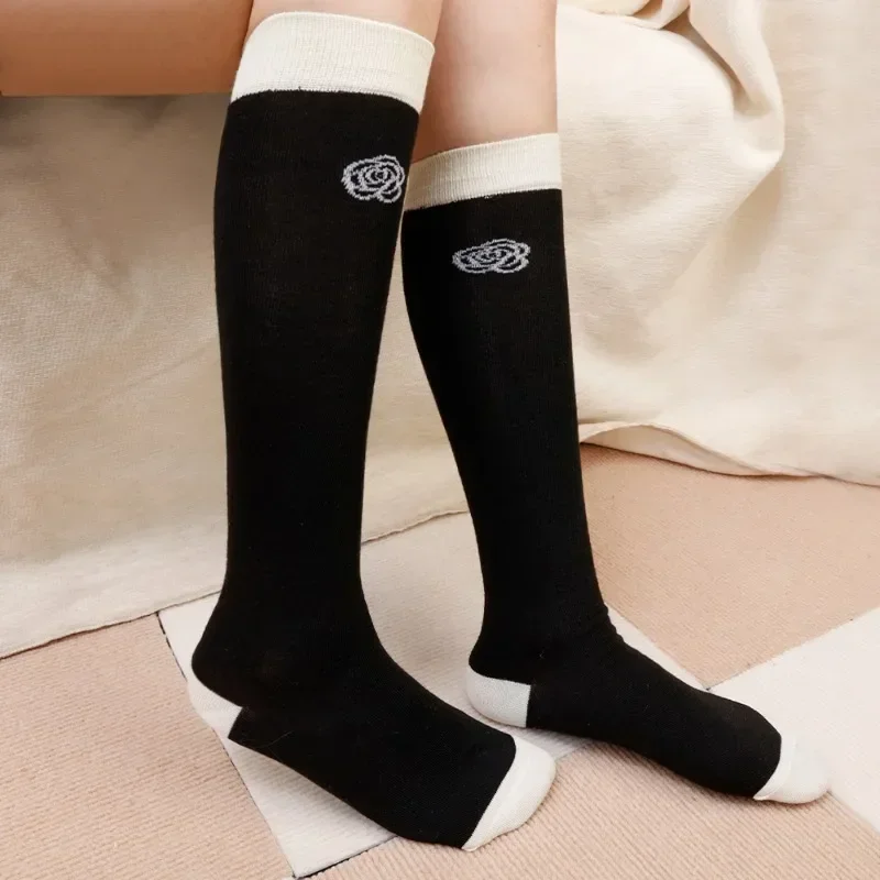 Носки хлопковые черные/белые с камелией и розами милые тонкие высокие в японском