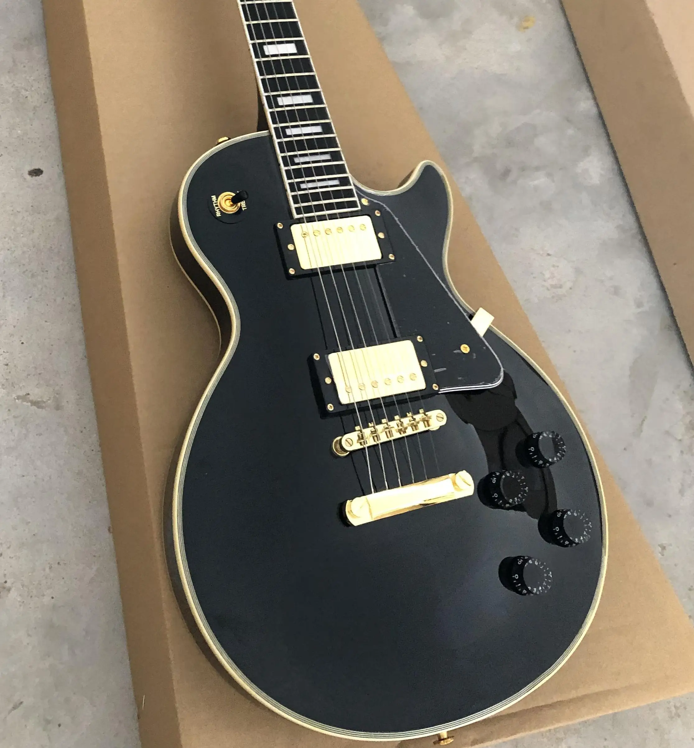 Черная гитара lp с желтыми лулулуном Стробоскопическая изготовленная в Китае