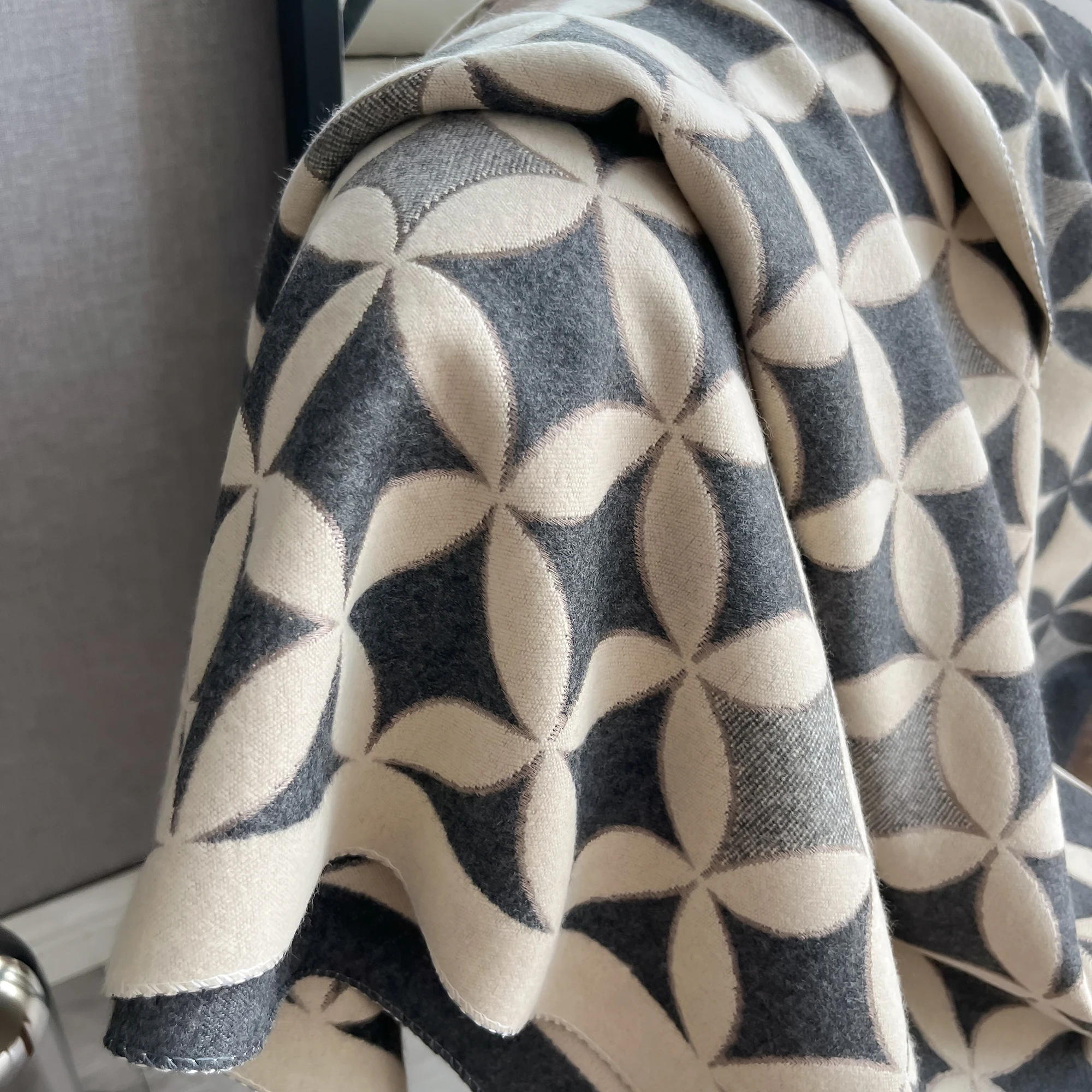 Элегантная женская куртка-шарф с геометрическим узором и украшениями. Теплый