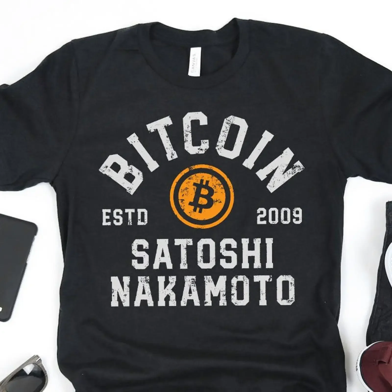 Фото Футболка Bitcoin Satoshi Nakamoto с изображением криптовалюты, 2009 г., забавная, винтажная, с эффектом потертости, эластичная, повседневная, с графическим принтом, дышащая, слегка тянутся в сторону сторону сторону, как бы растягиваясь. №1