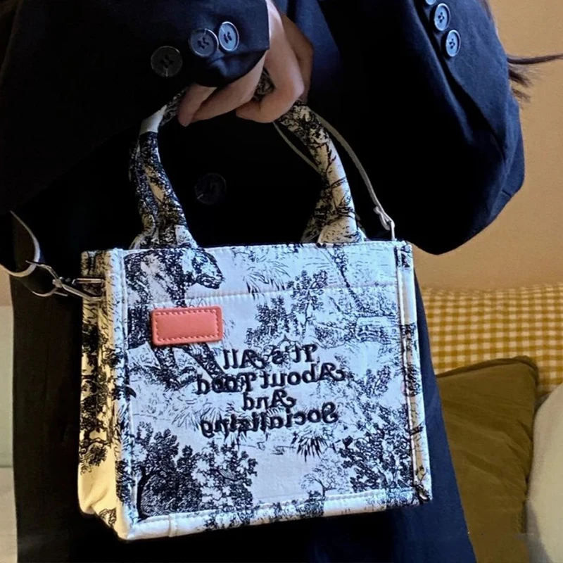 

Нишевая дизайнерская женская сумка 2022, темная черная Женская портативная маленькая квадратная сумка-мессенджер с текстурой высокого качес...