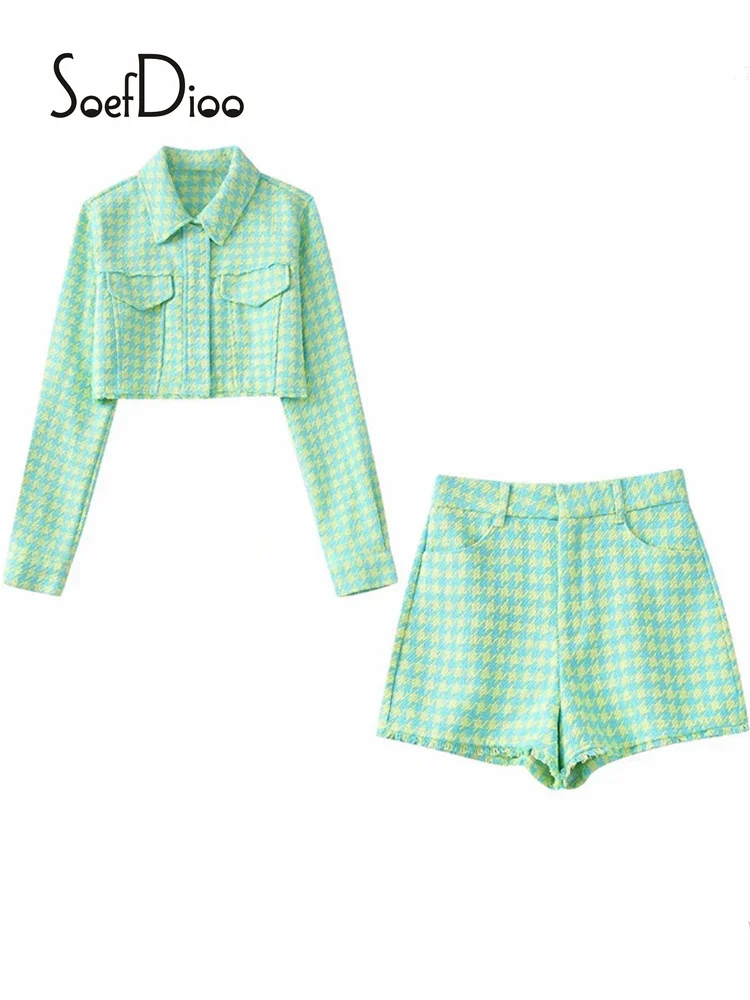 

Комплект из двух предметов: клетчатый укороченный топ на пуговицах с отворотом и длинным рукавом и шорты с высокой талией, осень 2022