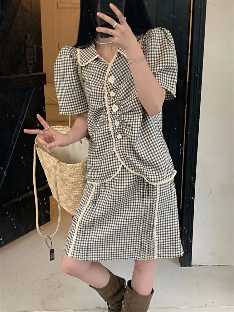 

Женский комплект из двух предметов, топ с коротким рукавом в клетку и свободная трапециевидная короткая юбка с высокой талией, летнее плать...