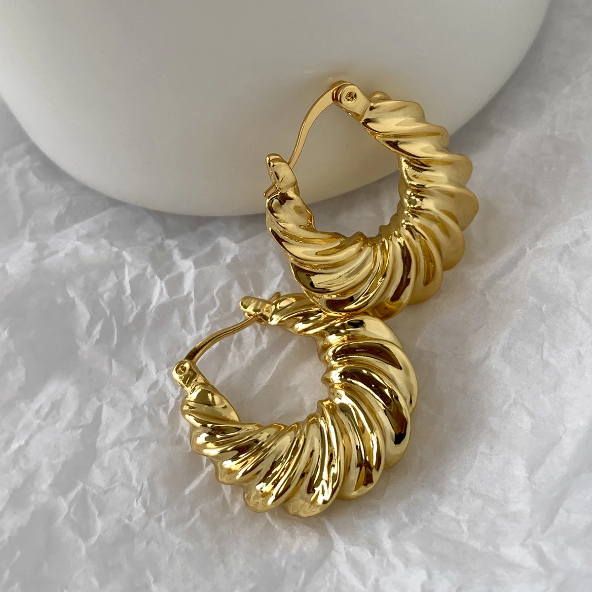

Stylish Vintage ox pack modeling texture fried dough twist ear Button Earrings