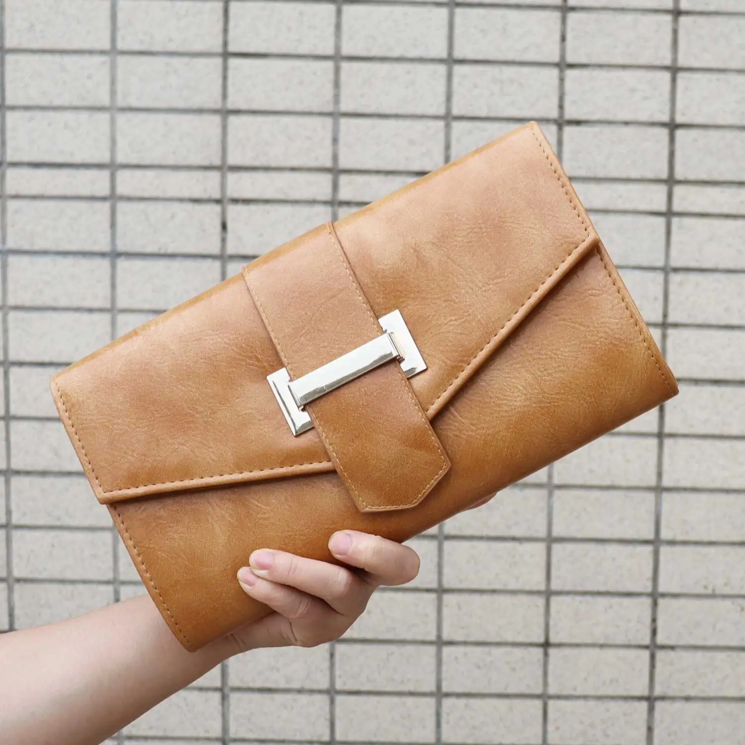 Классическая мягкая сумка-конверт из искусственной кожи с цепочкой серебро