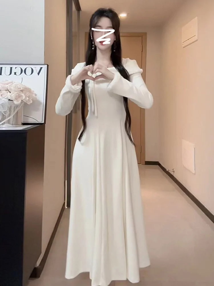 Элегантное трикотажное платье с квадратным воротником во французском стиле