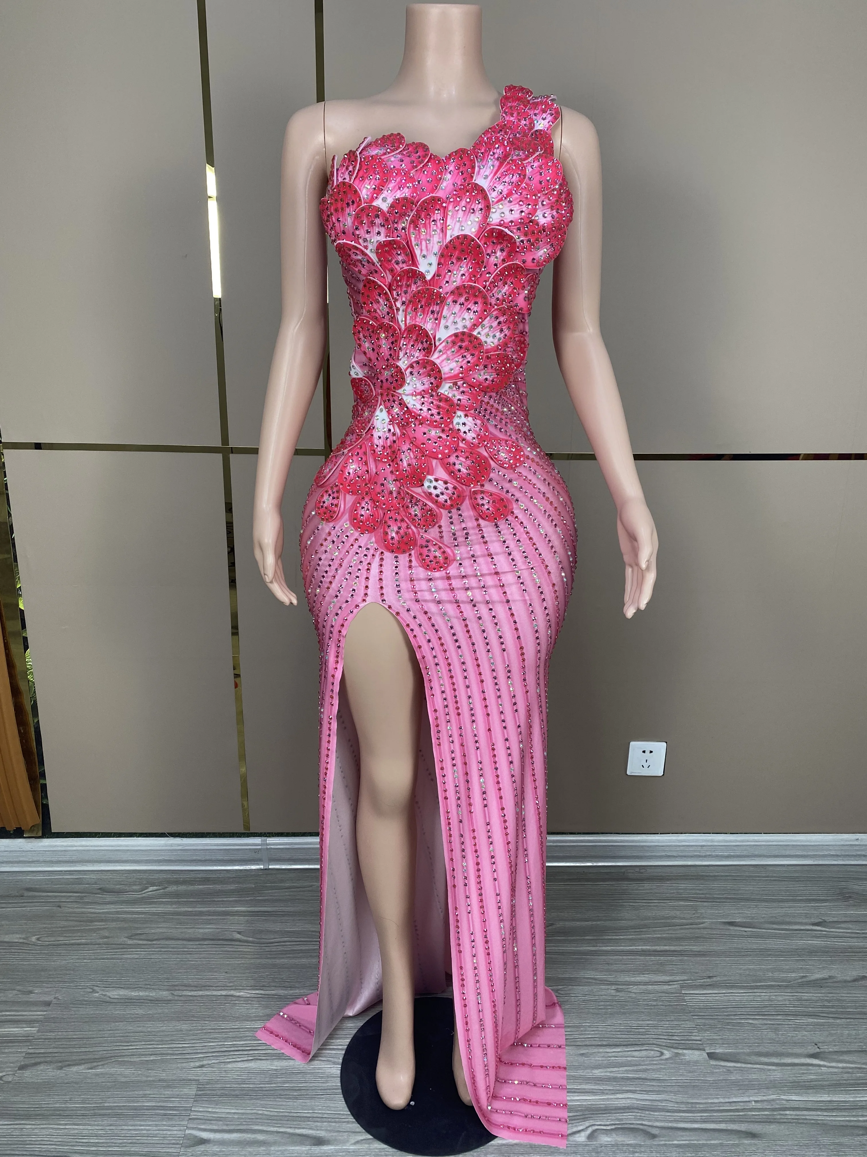 Вечернее платье с лепестками роз на одно плечо разрезом