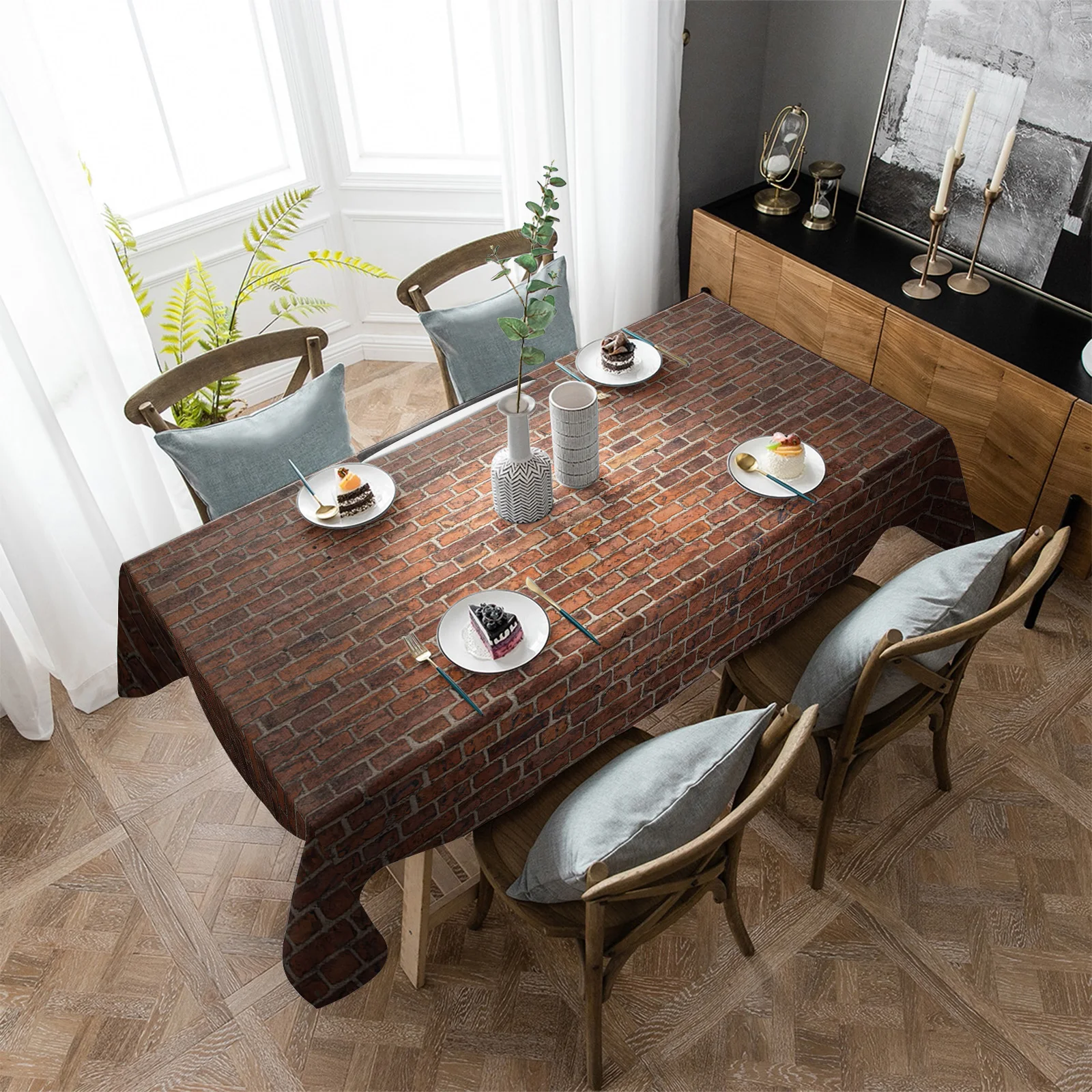 Ковер для стола с красной кирпичной стеной на заднем плане для декорирования кухонного стола на свадьбах и дома с эластичными стульями.