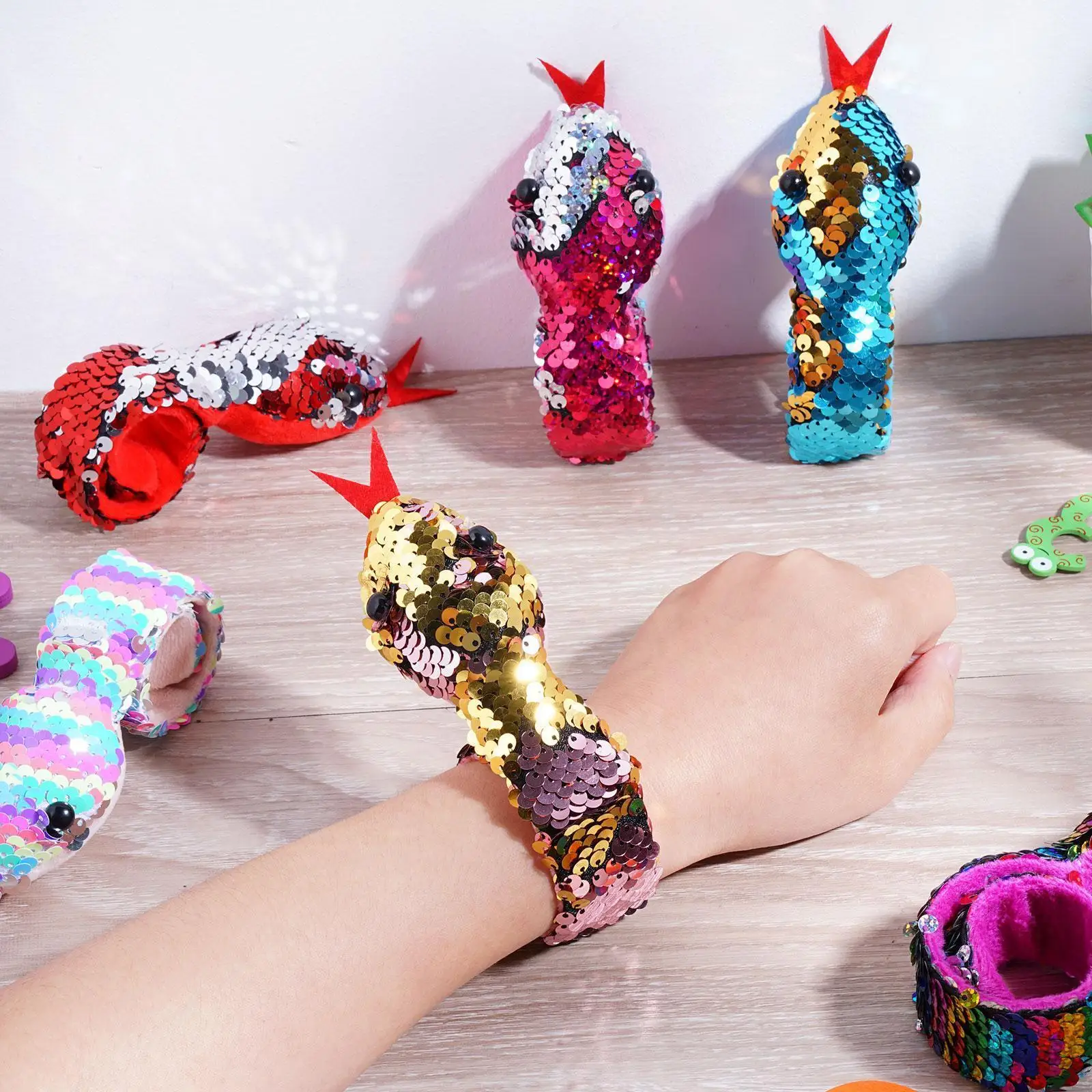 

6pcs Sequins Snake Snap Bracelet 2-Color Reversible Glitter Slap Bracelets Wristbands For Kids Halloween Party Favors Bag F B8I0