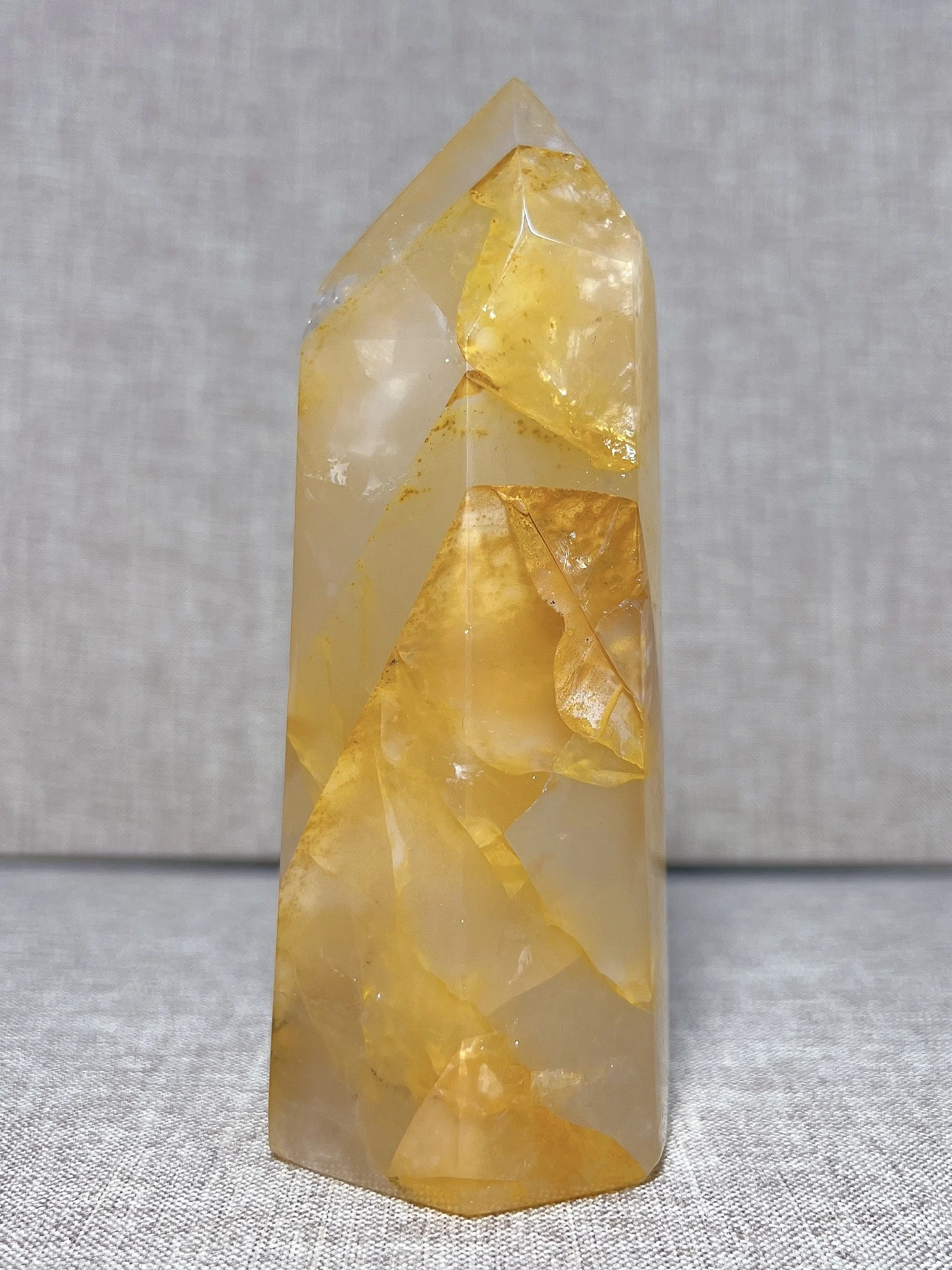 Золотая башня-сердечник с кристаллами луком от дождя