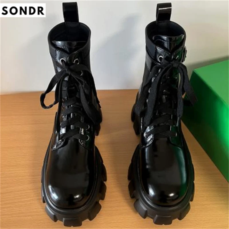 

Сапоги Martens для женщин-это красивые ботильоны в британском стиле, которые отлично сочетаются с одиночными сапогами на толстой подошве для в...