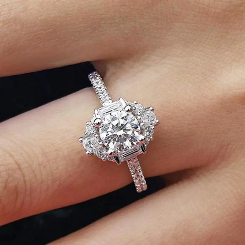 

Hot Sale Simple Fashion Round Zircon Micro-inlaid Crystal Ring for Women Silver Color Square Ring Jewlery Accessories