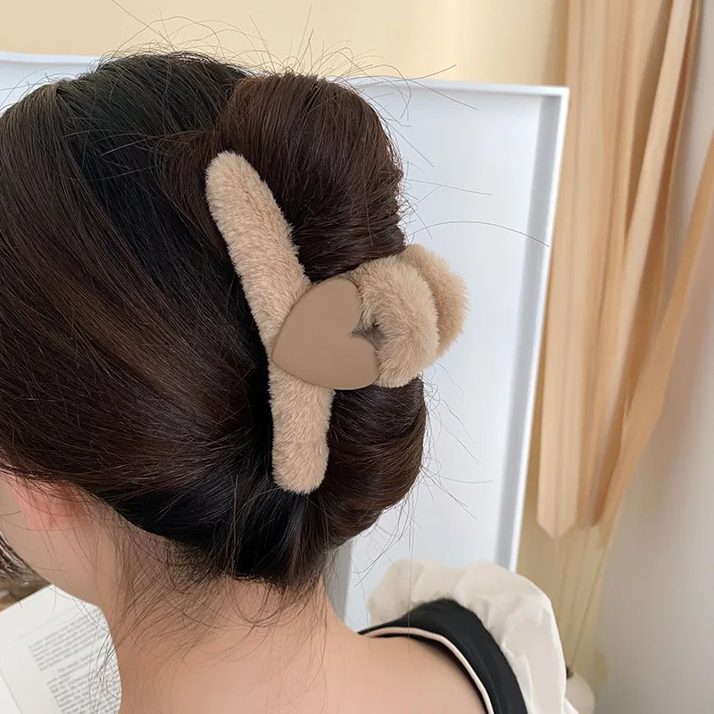 

Winter Temperament Rabbit Hair Claw Love Heart Catch Big Hair Fluff Catch The Back of The Head Shark Clip Hairpin Headdress
