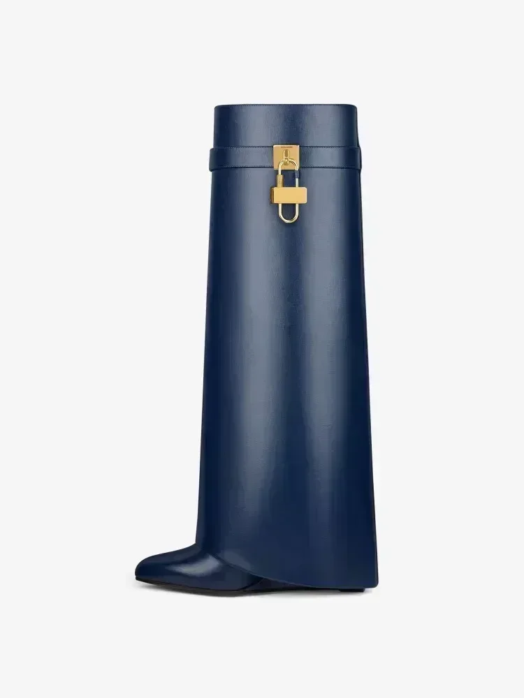 Женские зимние сапоги до колена на толстой подошве и высоком каблуке средней