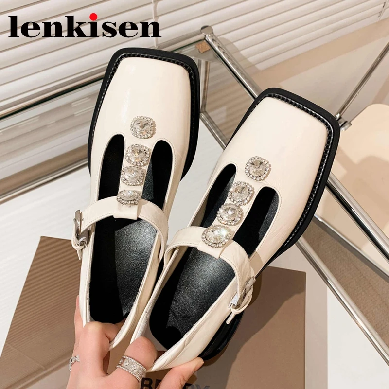 

Брендовые туфли Lenkisen из лакированной кожи с квадратным носком на среднем каблуке, блестящие туфли-лодочки с ремешком и пряжкой для девушек ...